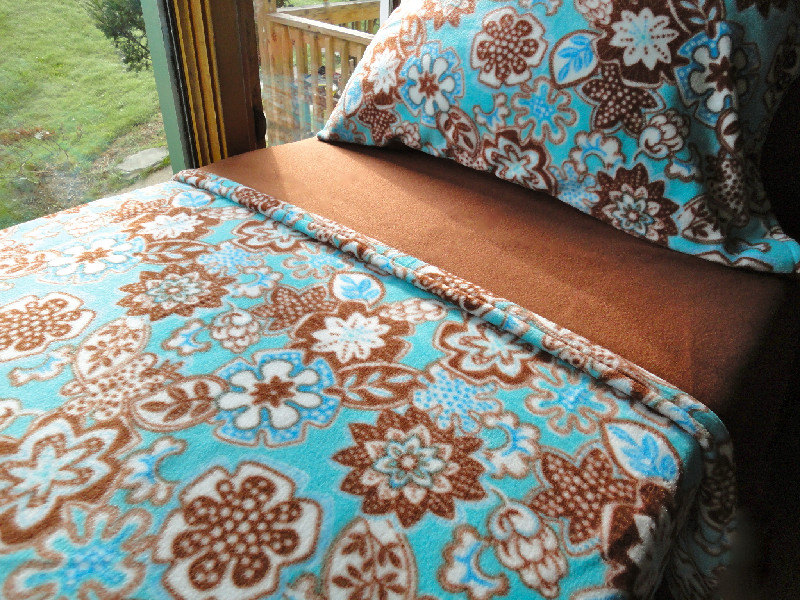 Fleece Bedding For Girls Flowers Adrift In A Turquoise Pool Fits Cribs & Toddler Beds